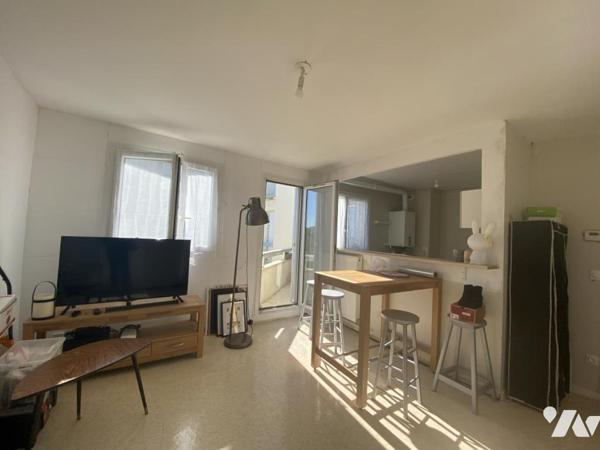 Appartement 3 pièces avec balcon, parking et cave.