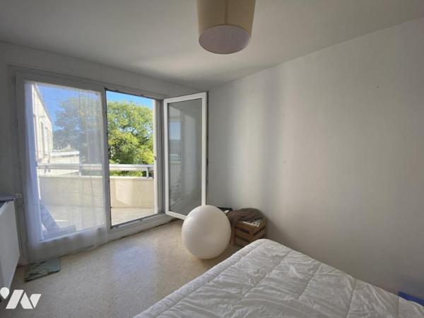 Appartement 3 pièces avec balcon, parking et cave.
