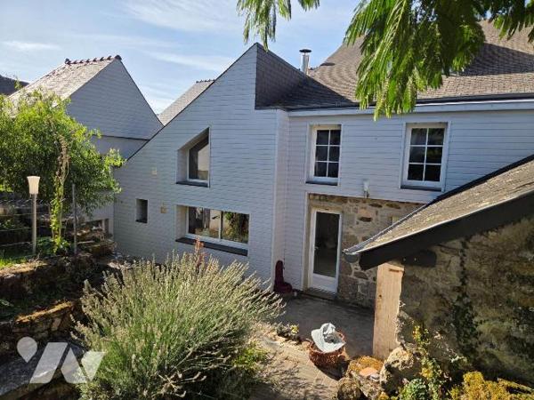 VILLAINES-LA-JUHEL (53) centre ville, maison d'habitation comprenant :
- Entrée ouvrant sur sa...