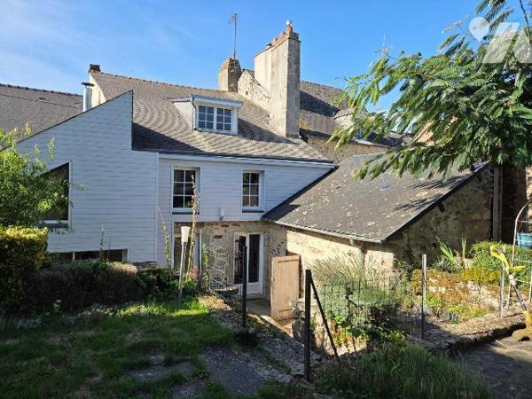 VILLAINES-LA-JUHEL (53) centre ville, maison d'habitation comprenant :
- Entrée ouvrant sur sa...