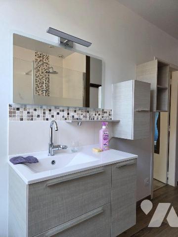 VILLAINES-LA-JUHEL (53) centre ville, maison d'habitation comprenant :
- Entrée ouvrant sur sa...