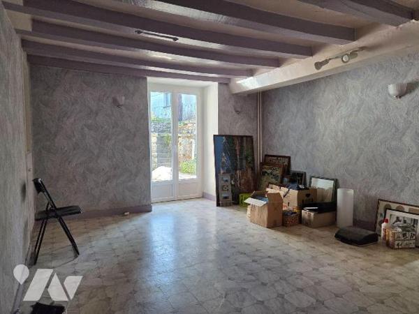 VILLAINES-LA-JUHEL (53) centre ville, maison d'habitation comprenant :
- Entrée ouvrant sur sa...