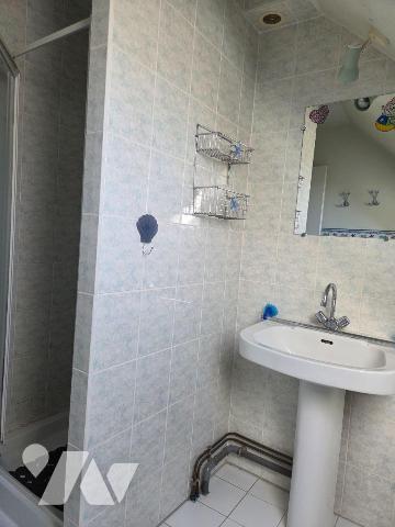 VILLAINES-LA-JUHEL (53) centre ville, maison d'habitation comprenant :
- Entrée ouvrant sur sa...