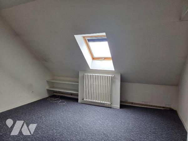 VILLAINES-LA-JUHEL (53) centre ville, maison d'habitation comprenant :
- Entrée ouvrant sur sa...