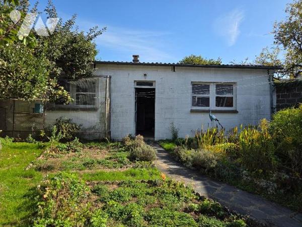 VILLAINES-LA-JUHEL (53) centre ville, maison d'habitation comprenant :
- Entrée ouvrant sur sa...