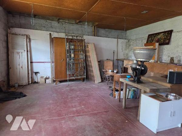 VILLAINES-LA-JUHEL (53) centre ville, maison d'habitation comprenant :
- Entrée ouvrant sur sa...