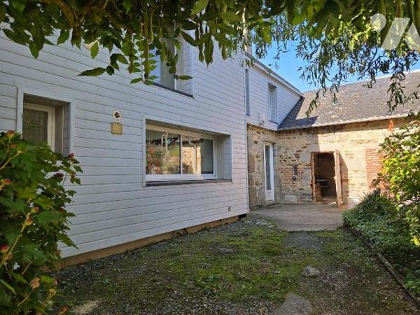 VILLAINES-LA-JUHEL (53) centre ville, maison d'habitation comprenant :
- Entrée ouvrant sur sa...