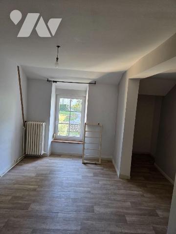 VILLAINES-LA-JUHEL (53) centre ville, maison d'habitation comprenant :
- Entrée ouvrant sur sa...