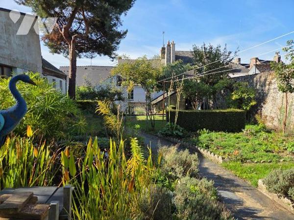 VILLAINES-LA-JUHEL (53) centre ville, maison d'habitation comprenant :
- Entrée ouvrant sur sa...