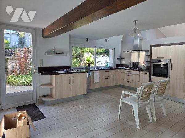 VILLAINES-LA-JUHEL (53) centre ville, maison d'habitation comprenant :
- Entrée ouvrant sur sa...