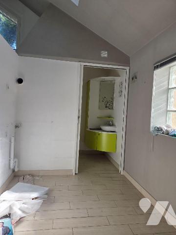 VILLAINES-LA-JUHEL (53) centre ville, maison d'habitation comprenant :
- Entrée ouvrant sur sa...