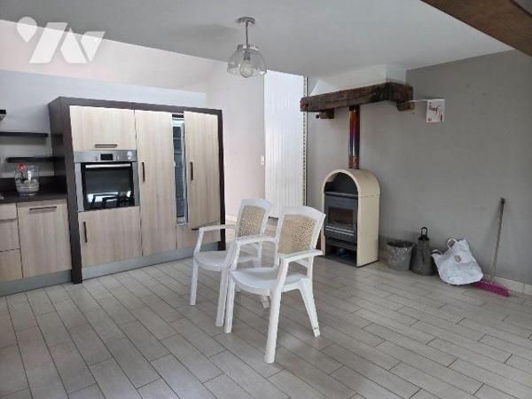 VILLAINES-LA-JUHEL (53) centre ville, maison d'habitation comprenant :
- Entrée ouvrant sur sa...