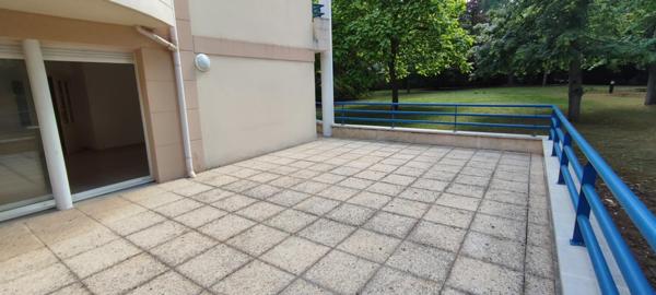 Au calme T3 de 82.50 m2 et 77 m² de terrasse au rdc résidence de standing de 1998