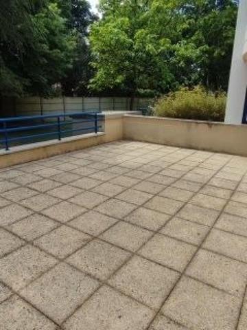 Au calme T3 de 82.50 m2 et 77 m² de terrasse au rdc résidence de standing de 1998