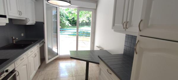 Au calme T3 de 82.50 m2 et 77 m² de terrasse au rdc résidence de standing de 1998