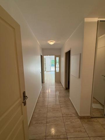 Au calme T3 de 82.50 m2 et 77 m² de terrasse au rdc résidence de standing de 1998