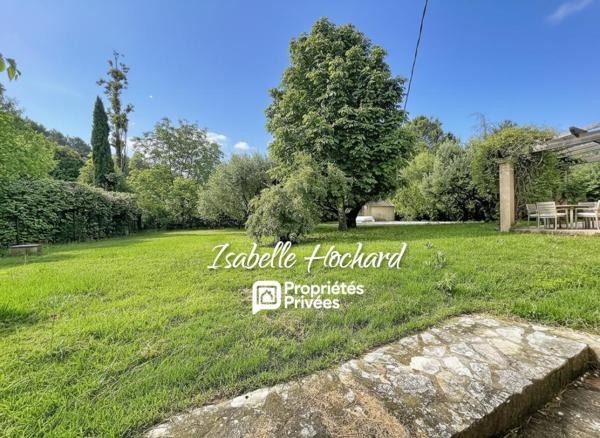 Maison familiale avec piscine, grands volumes et fort potentiel. Terrain 1 982 m²