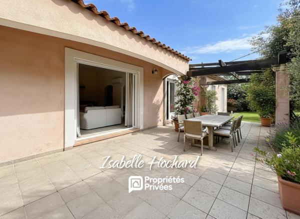 Maison familiale avec piscine, grands volumes et fort potentiel. Terrain 1 982 m²