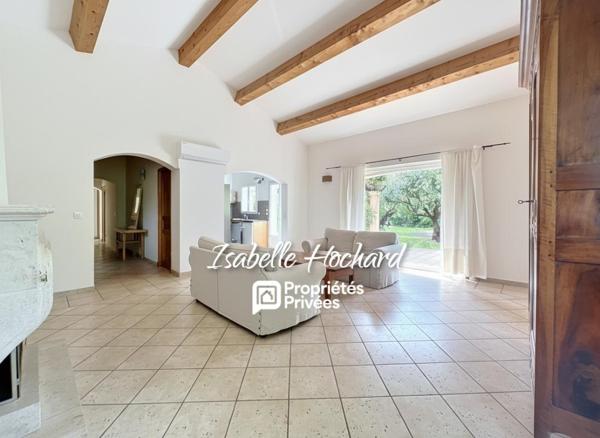 Maison familiale avec piscine, grands volumes et fort potentiel. Terrain 1 982 m²