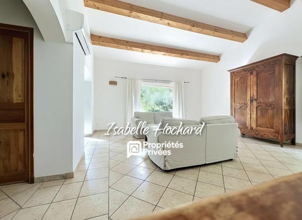 Maison familiale avec piscine, grands volumes et fort potentiel. Terrain 1 982 m²