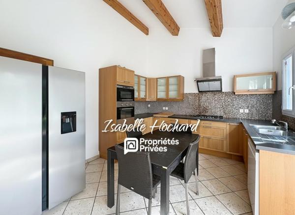 Maison familiale avec piscine, grands volumes et fort potentiel. Terrain 1 982 m²