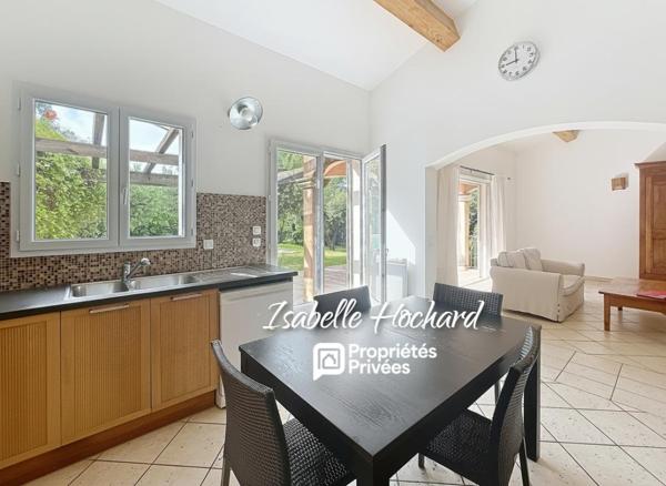 Maison familiale avec piscine, grands volumes et fort potentiel. Terrain 1 982 m²