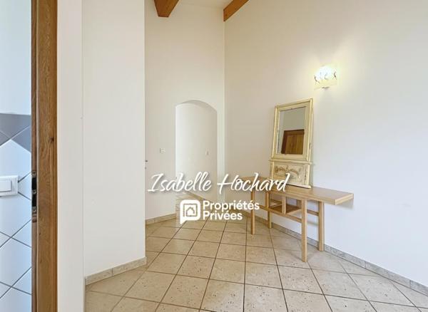 Maison familiale avec piscine, grands volumes et fort potentiel. Terrain 1 982 m²
