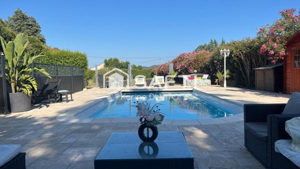 Domaine de 9300 m2 entièrement clôturé et arboré avec piscine