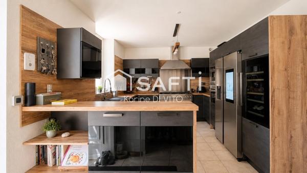 Domaine de 9300 m2 entièrement clôturé et arboré avec piscine