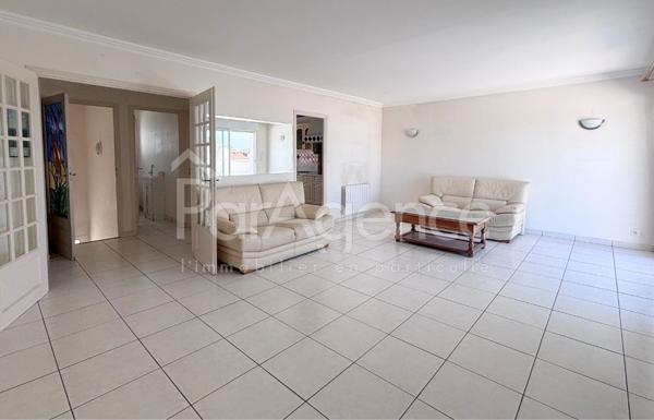 Appartement lumineux avec terrasse et grand garage Centre-