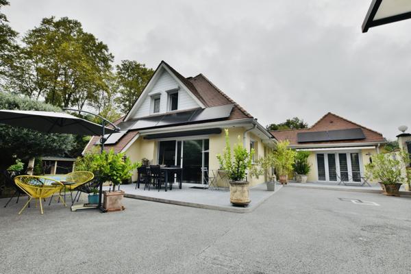 JURANÇON : Maison d’Architecte - 145 m2 - Piscine de 12 m - Environnement verdoyant