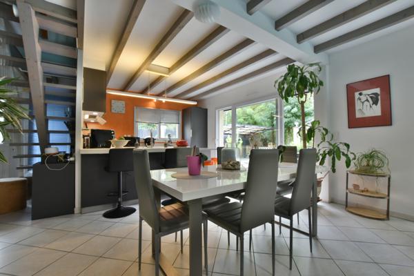 JURANÇON : Maison d’Architecte - 145 m2 - Piscine de 12 m - Environnement verdoyant