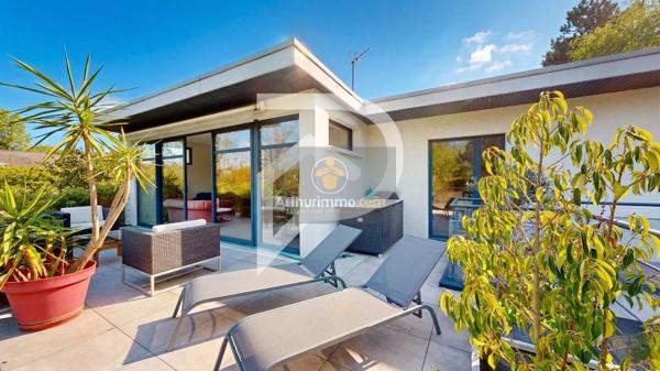 Vente                                                      Maison
                        
                     8 pièces                      250 m2                     à Marly-le-Roi