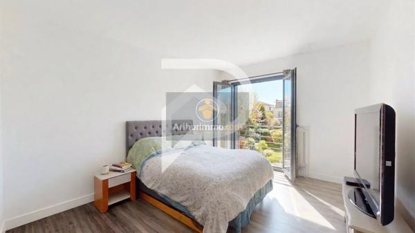Vente                                                      Maison
                        
                     8 pièces                      250 m2                     à Marly-le-Roi