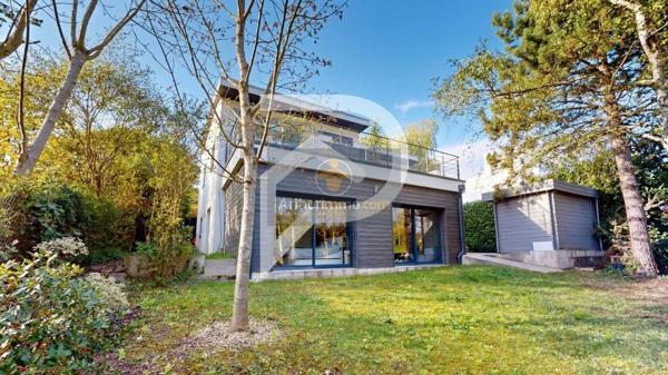 Vente                                                      Maison
                        
                     8 pièces                      250 m2                     à Marly-le-Roi