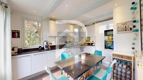 Vente                                                      Maison
                        
                     8 pièces                      250 m2                     à Marly-le-Roi