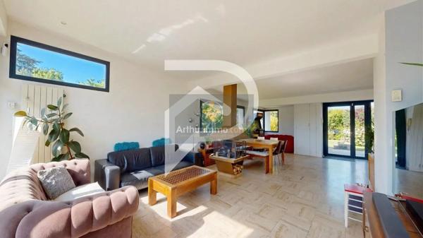 Vente                                                      Maison
                        
                     8 pièces                      250 m2                     à Marly-le-Roi