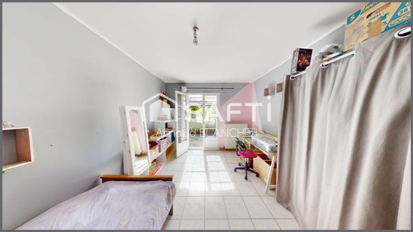 Charmant pavillon sur sous-sol semi enterré, cinq chambre + bureau.