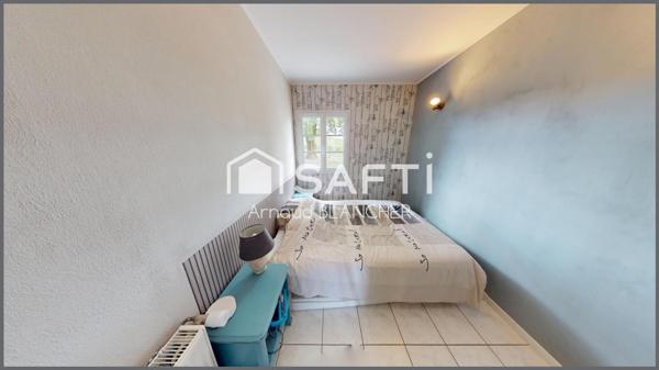 Charmant pavillon sur sous-sol semi enterré, cinq chambre + bureau.