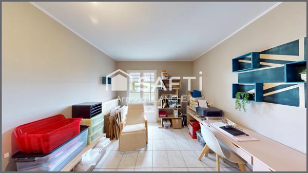 Charmant pavillon sur sous-sol semi enterré, cinq chambre + bureau.