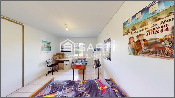 Charmant pavillon sur sous-sol semi enterré, cinq chambre + bureau.