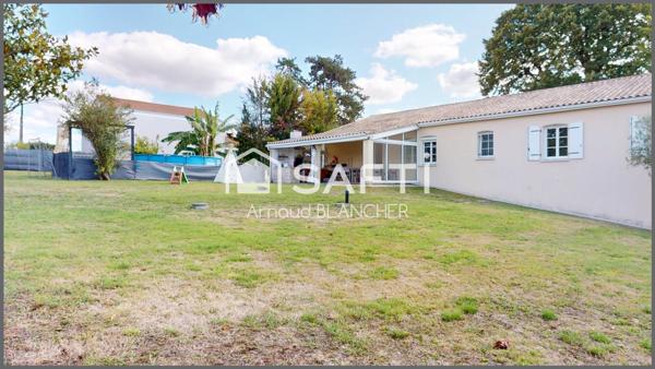 Charmant pavillon sur sous-sol semi enterré, cinq chambre + bureau.