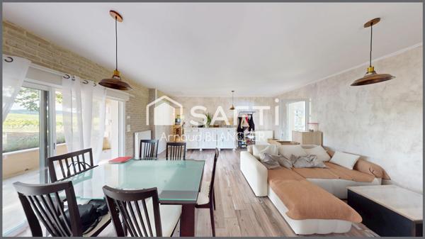 Charmant pavillon sur sous-sol semi enterré, cinq chambre + bureau.