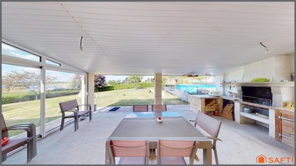 Charmant pavillon sur sous-sol semi enterré, cinq chambre + bureau.