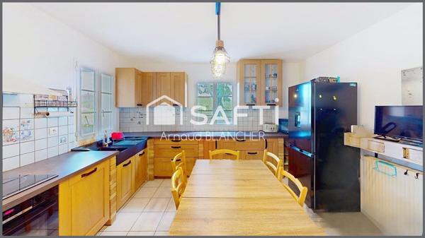 Charmant pavillon sur sous-sol semi enterré, cinq chambre + bureau.