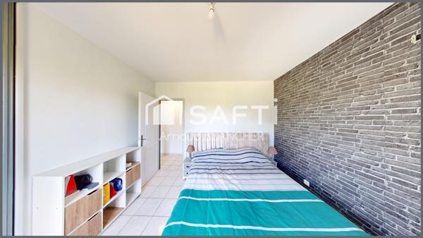 Charmant pavillon sur sous-sol semi enterré, cinq chambre + bureau.