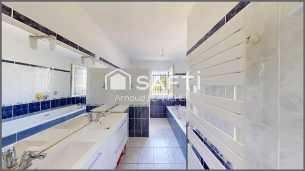 Charmant pavillon sur sous-sol semi enterré, cinq chambre + bureau.