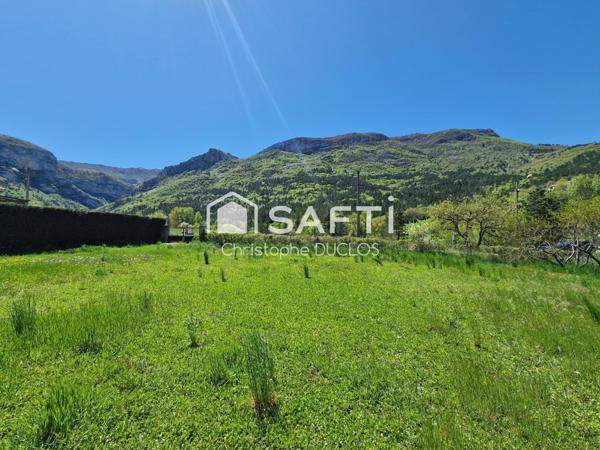 Terrain constructible avec viabilisations en bordures.