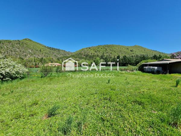 Terrain constructible avec viabilisations en bordures.