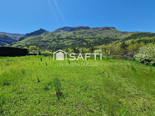 Terrain constructible avec viabilisations en bordures.